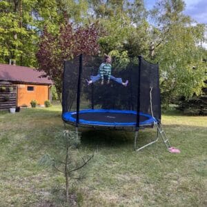 Dziecko skaczące na trampolinie