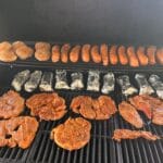 Grill z kiełbaskami i schabem na ruszcie