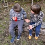 Dwóch chłopców siedzących obok siebie