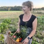 Pani Małgorzata z koszem pełnych swoich warzyw