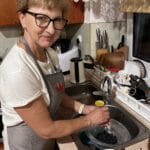 Pani Małgosia stojąca przy zlewie w kuchni