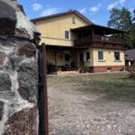 Widok na Lesny Dworek od wjazdu
