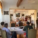 Goście w salonie w Leśnym Dworku