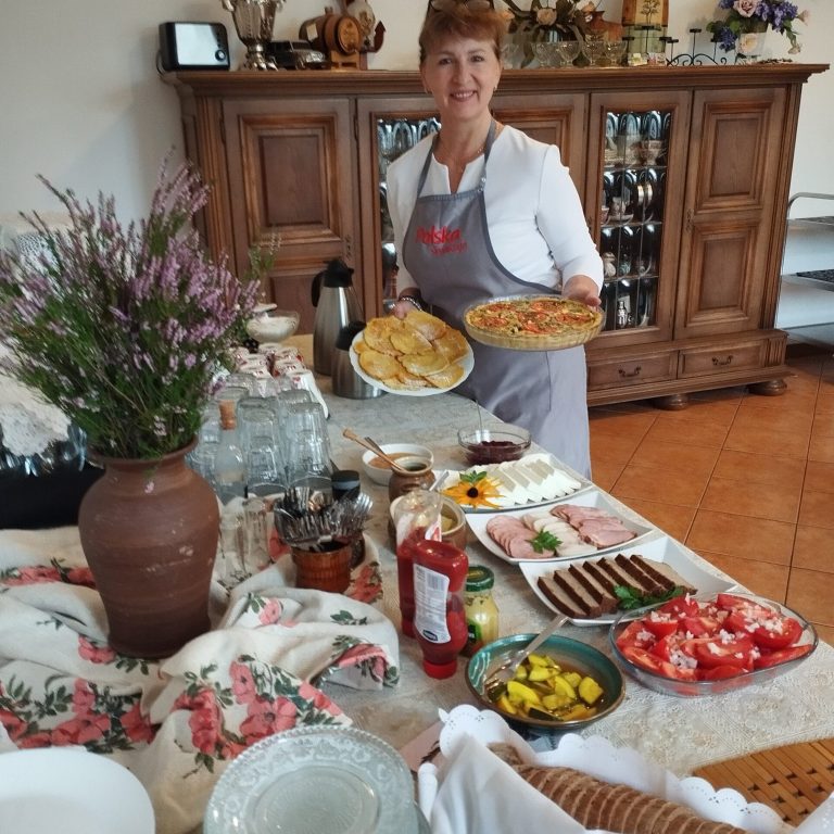 Pani Małgorzata w jadalni ze śniadaniem